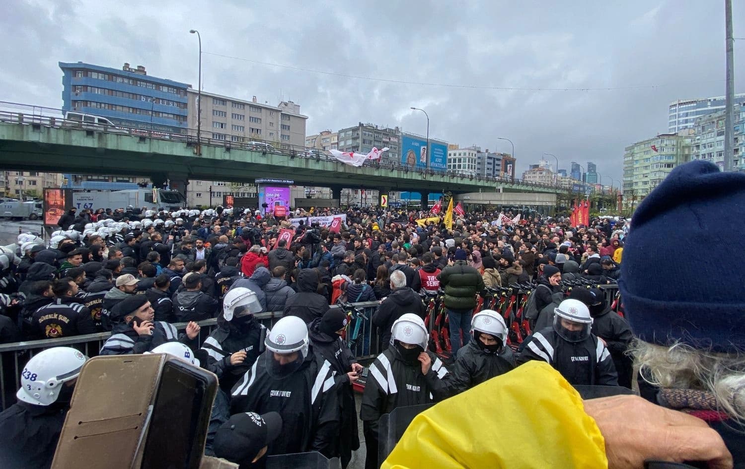 Taksim'de 1 Mayıs için yürüyenlere polis engeli Foto: Sosyal medya