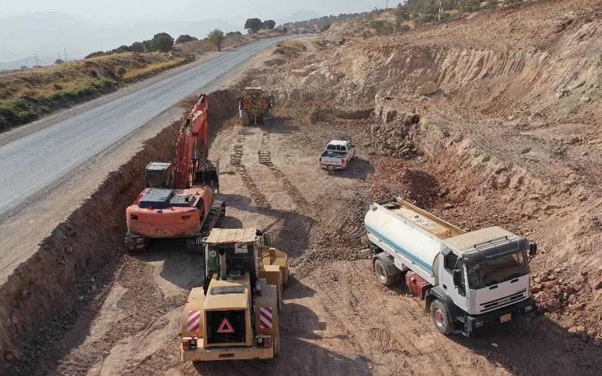 کارکردن لە رێگەی دەربەندیخان - زەڕایەن. وێنە: ئەرشیڤ