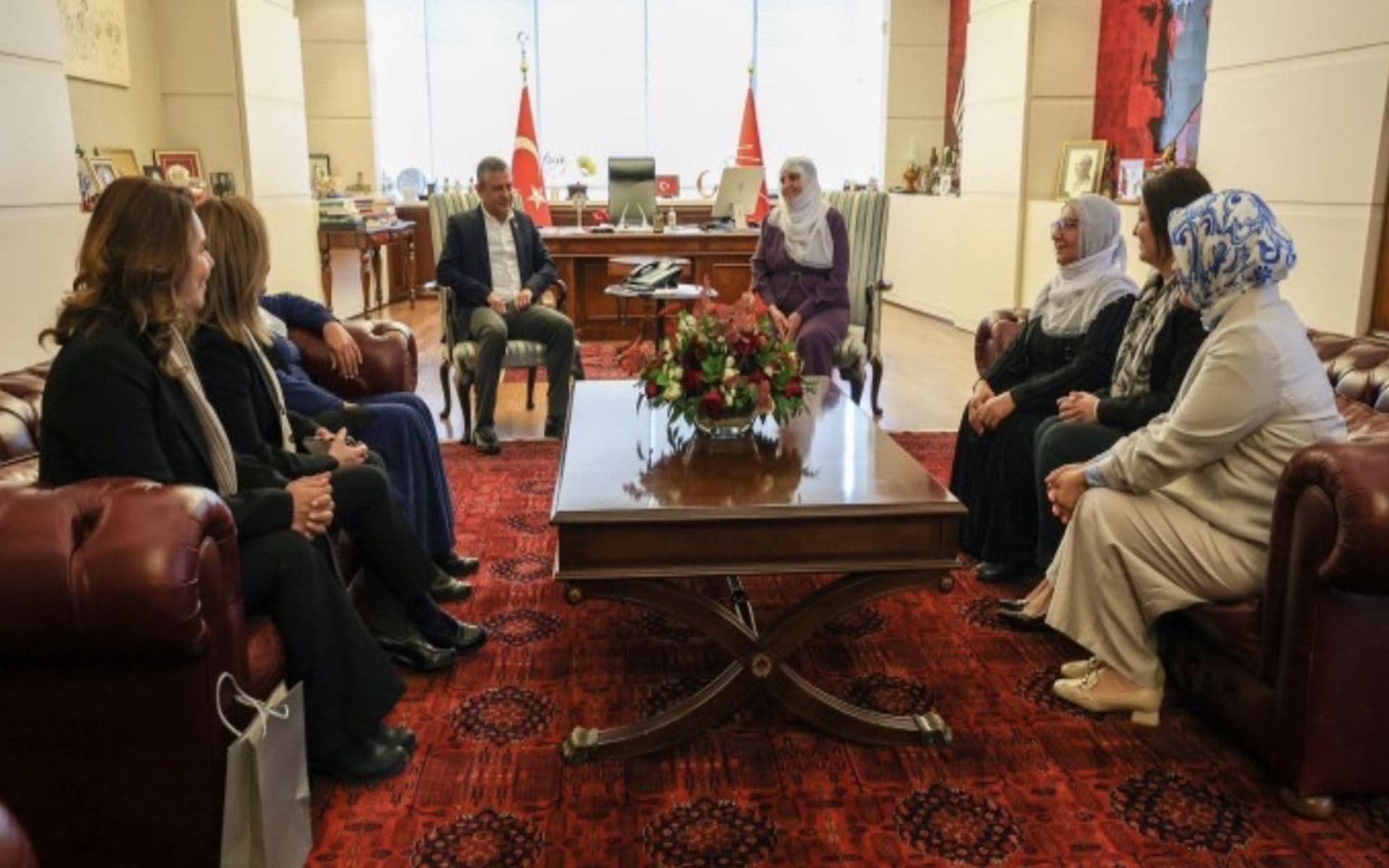 Dayîkên Aştiyê bi Ozgur Ozel re civiyan / Wêne: AA