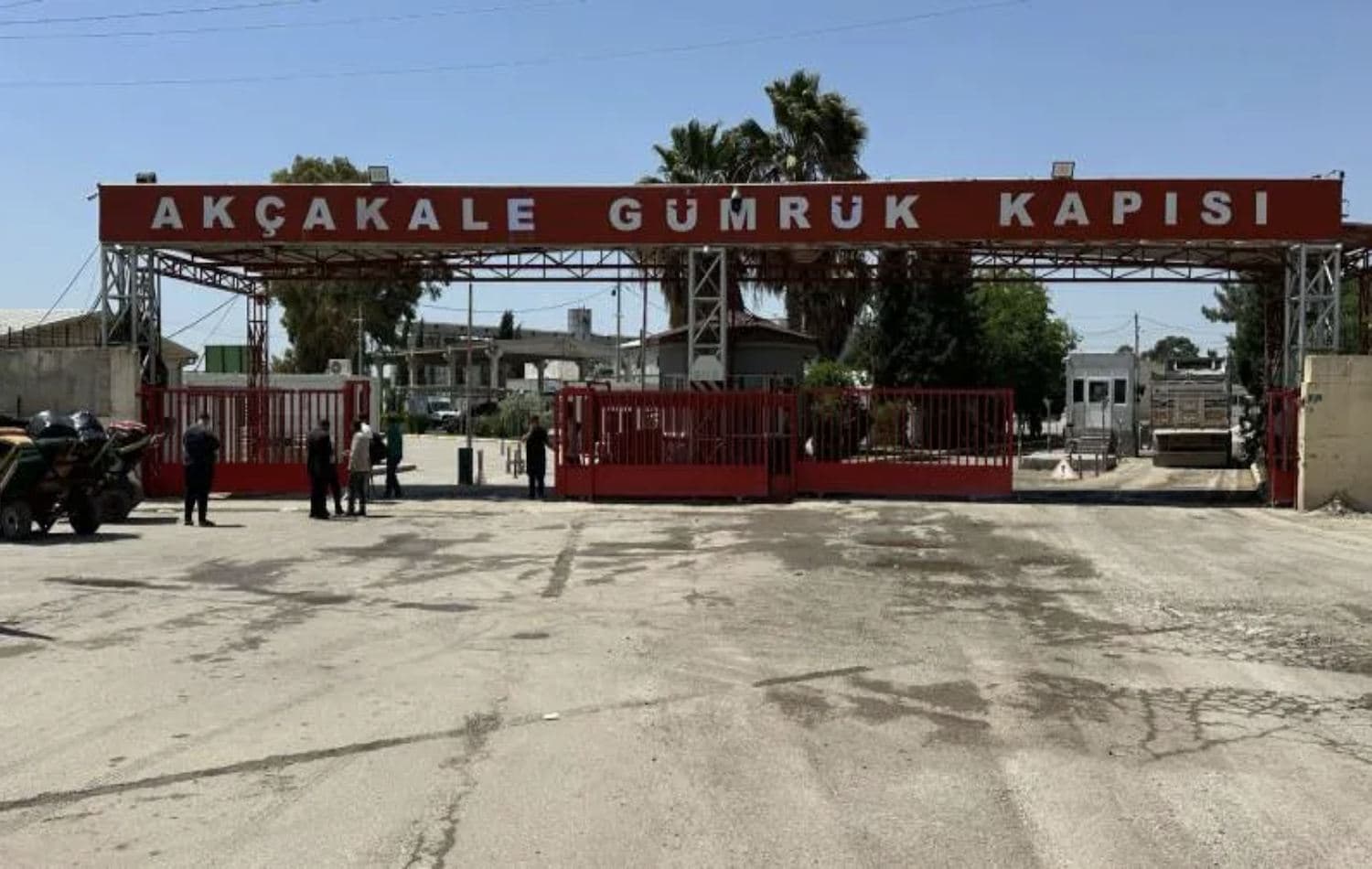 Urfa'nın Akçakale ilçesinden Suriye'ye açılan gümrük kapısı açıldı