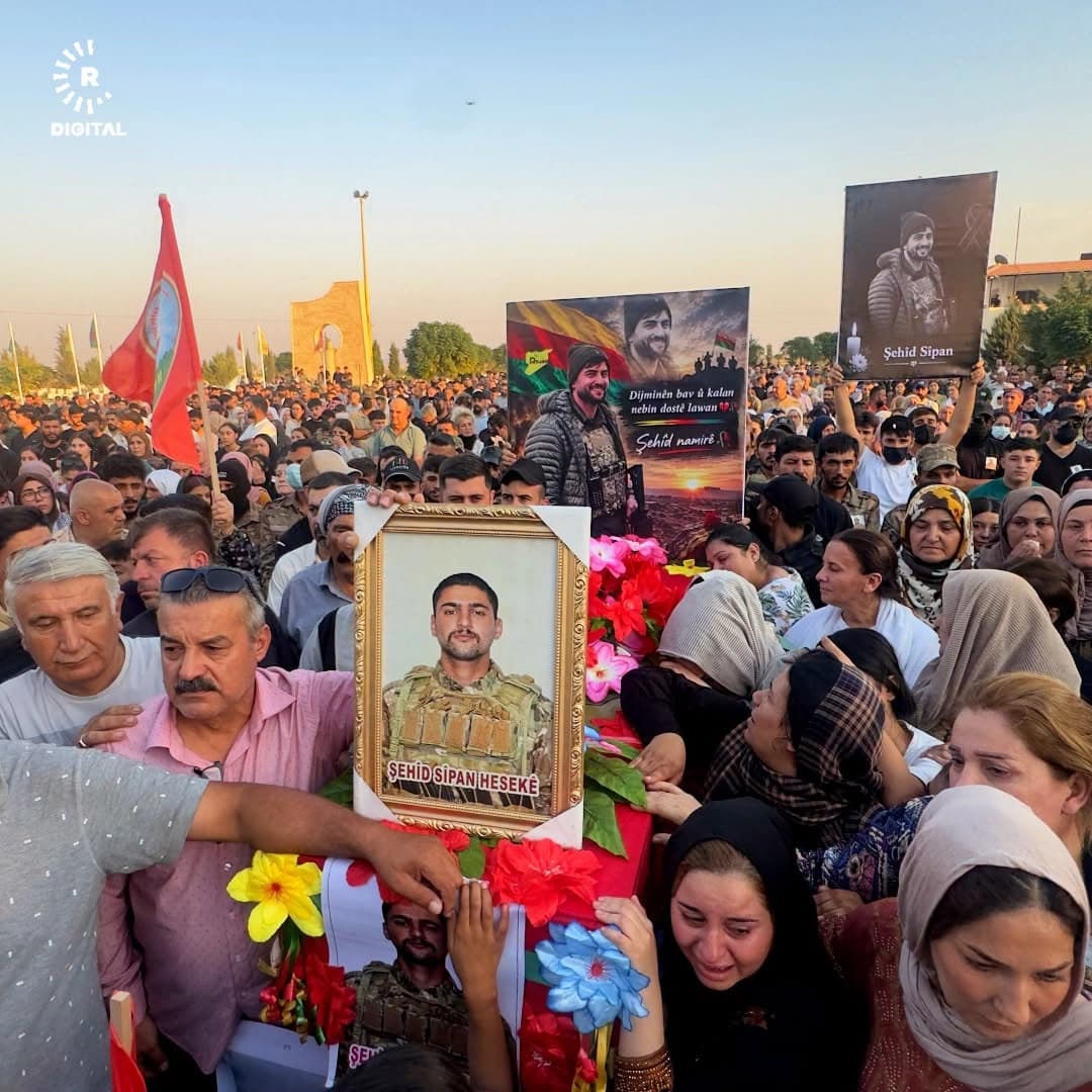 وێنە؛ بە بەشداریی هەزاران کەس، تەرمی سیپان حوزنی لە حەسەکە بە خاک سپێردرا