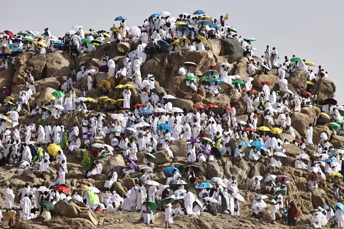 حاجییان لە کێوی عەرەفە. وێنە: ZAIN JAAFAR / AFP