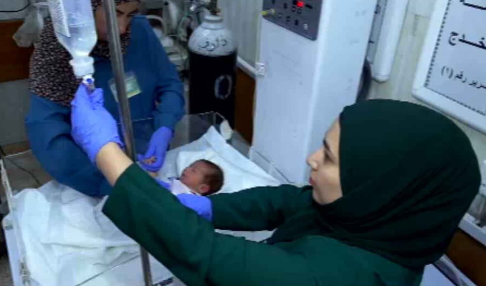 کۆرپەیەکی تەمەن پێنج رۆژە لە داقووق فڕێدراوە و دەیان خێزان داوای لە خۆگرتنی دەکەن