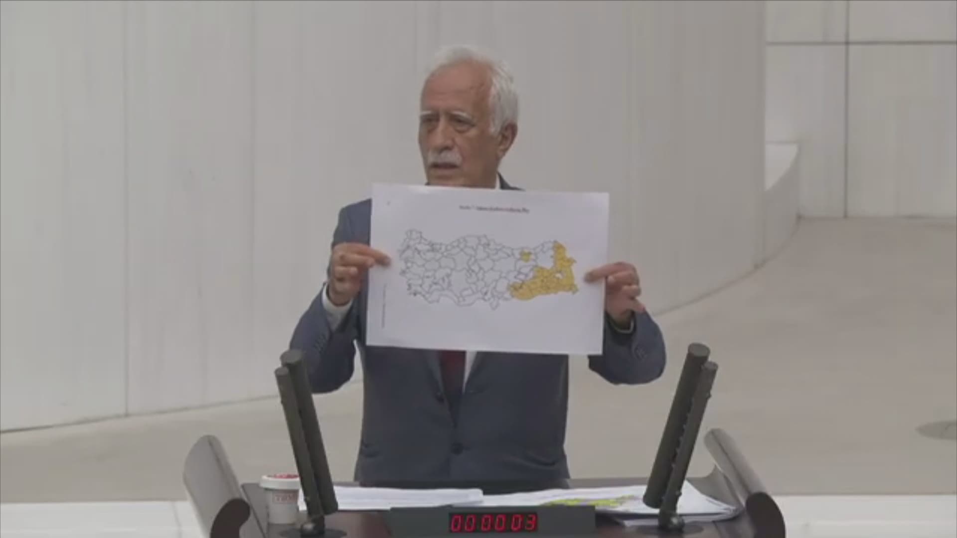 Sînan Çîftyurek: Dewletê bi qestî Herêma Kurdistanê bi paş de hiştiye