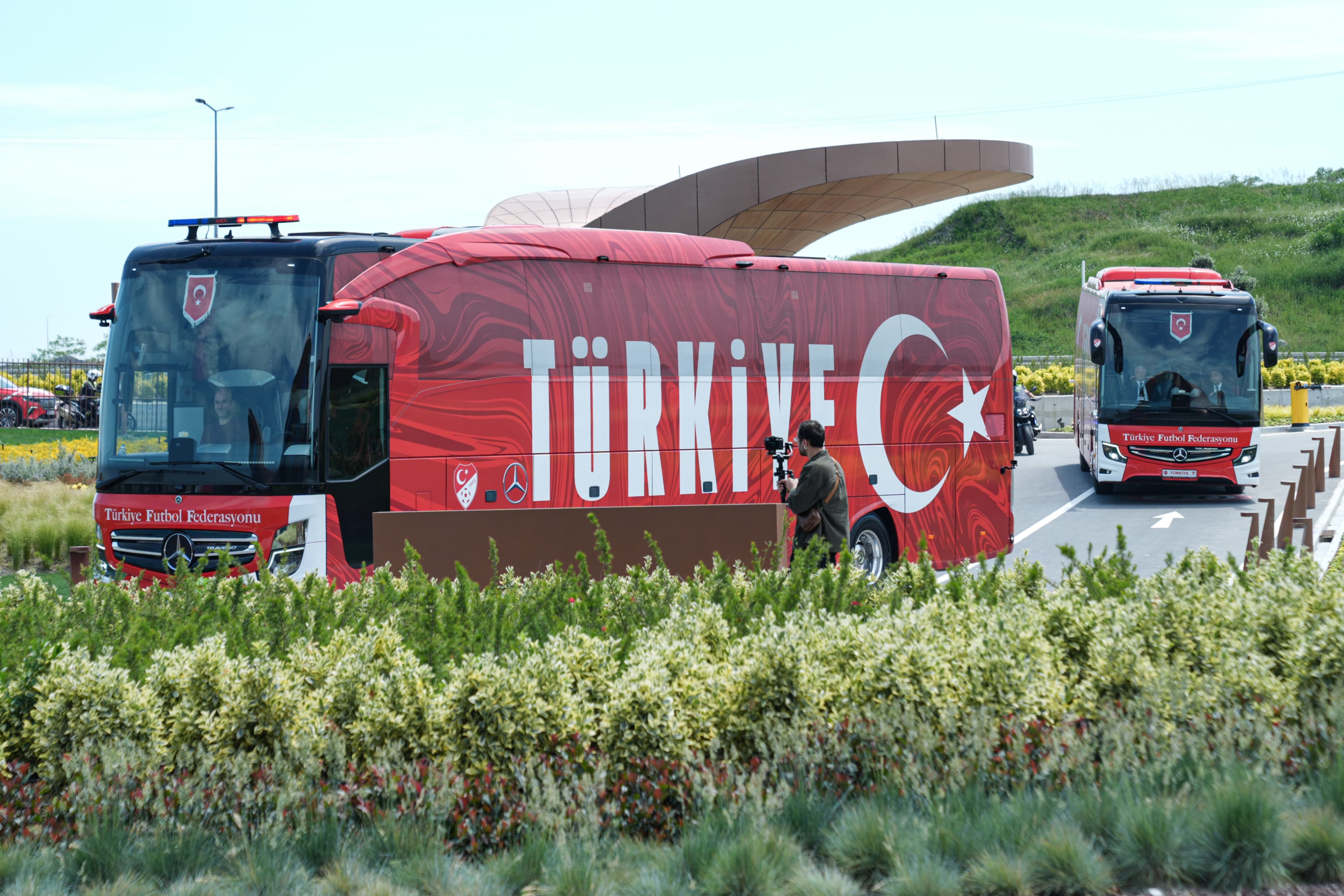 AK Parti’nin milli takım marşı tartışma yarattı: Faruk Acar’dan eleştirilere yanıt