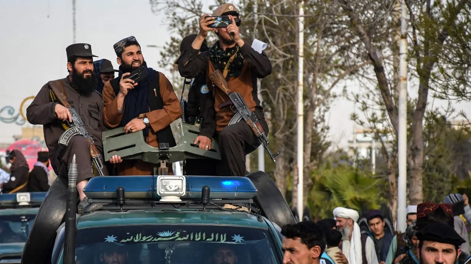Taliban'dan akıllı telefon yasağı: Kullananlar askeri mahkemede yargılanacak