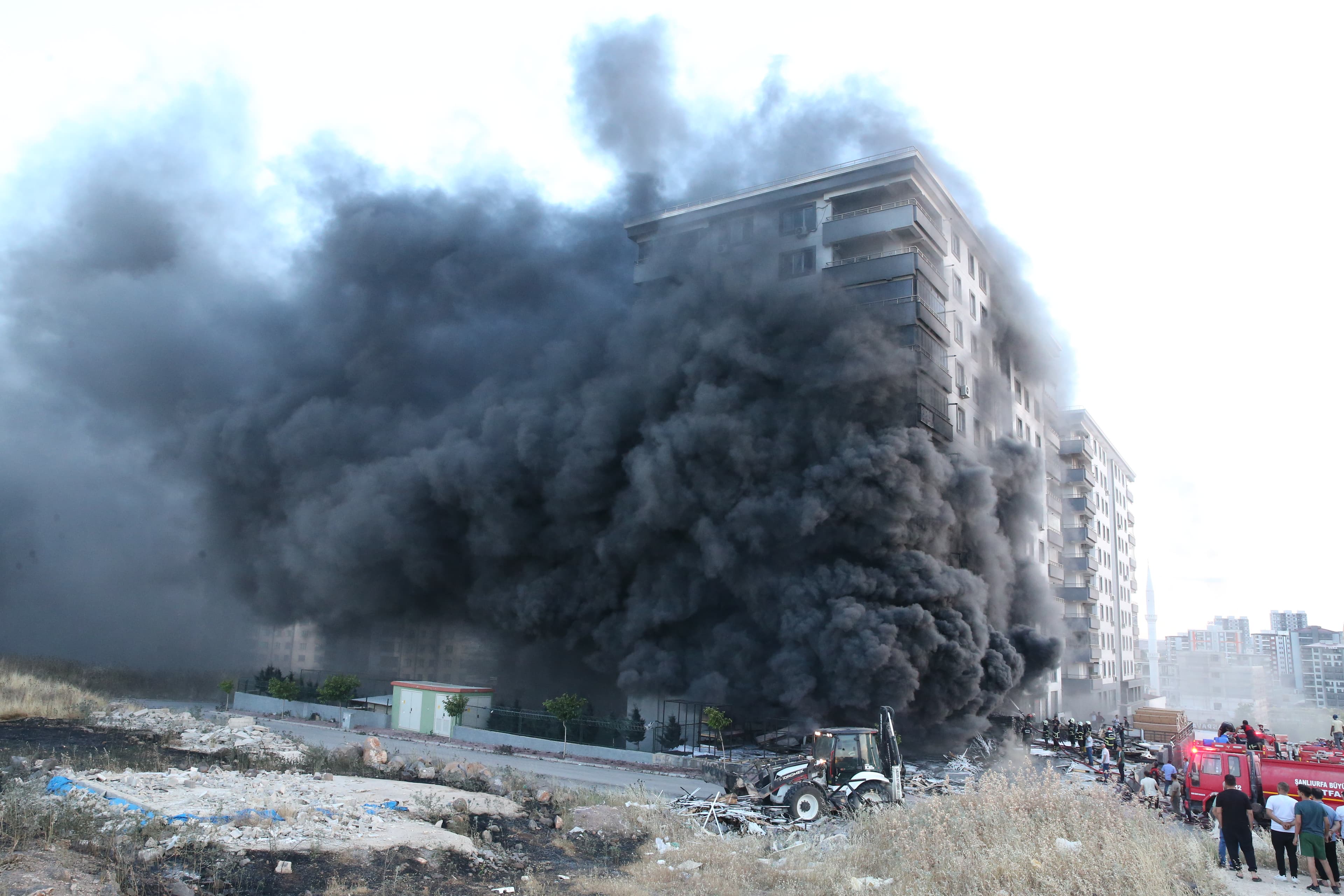 Li Rihayê agir bi avahiyeke 10 qatî ket, 7 kes bi jehrê ketin