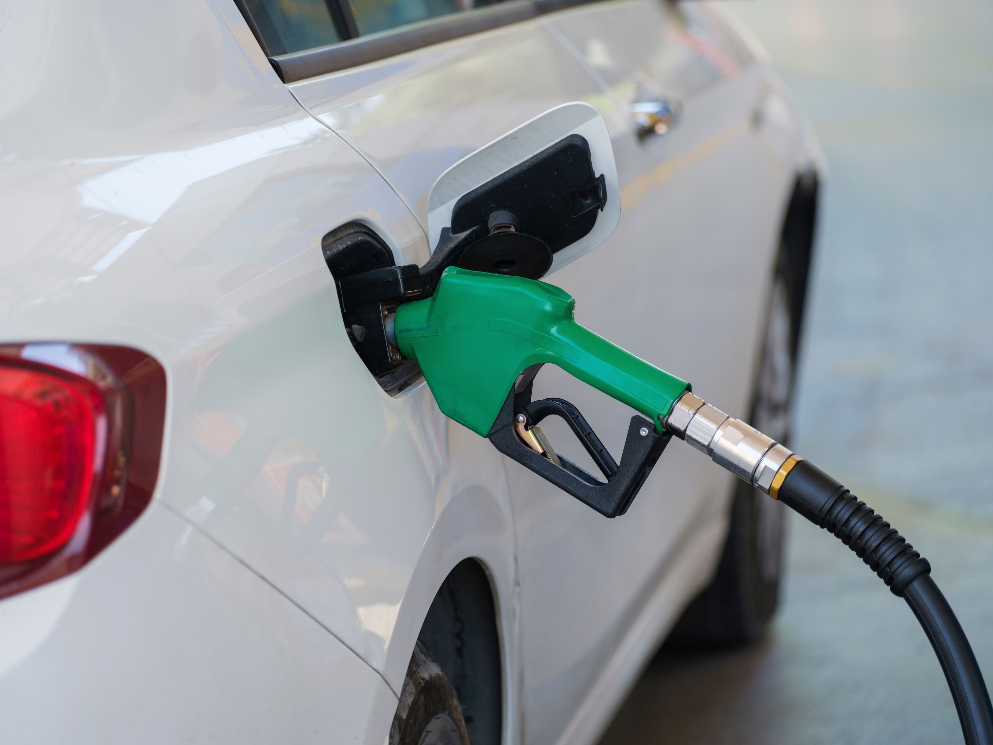Petrol fiyatları düştü, motorine indirim geliyor: Akaryakıt tabelaları değişecek