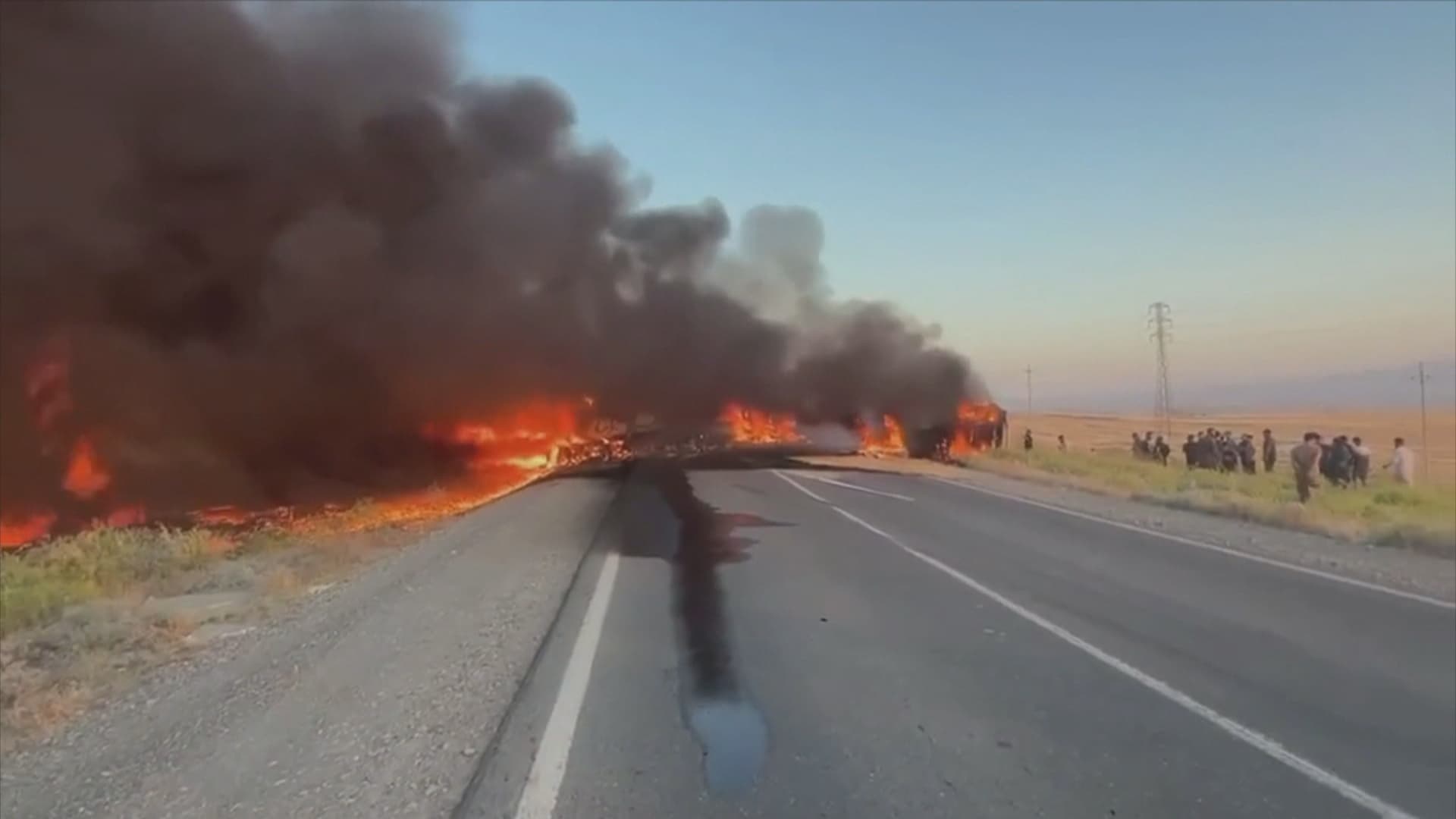 بارهەڵگر و تراکتۆرەکان سووتاون و ئاگرێکی زۆر بەرزدەبێتەوە