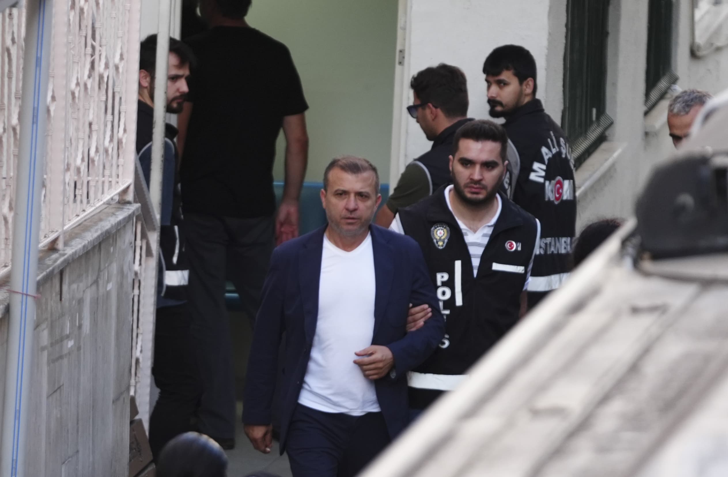 Silivri Belediyesi’ne yolsuzluk operasyonu: Belediye Başkanı Bora Balcıoğlu dahil 10 kişi tutuklandı