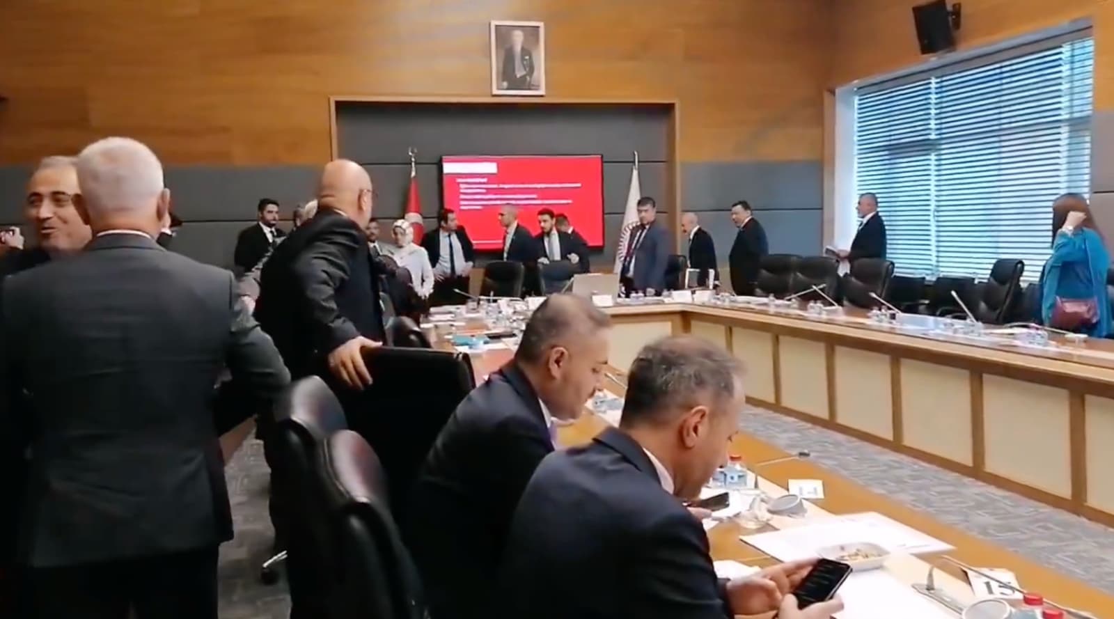 CHP, DEM Parti ve İYİ Parti milletvekilleri, komisyonu terk etti
