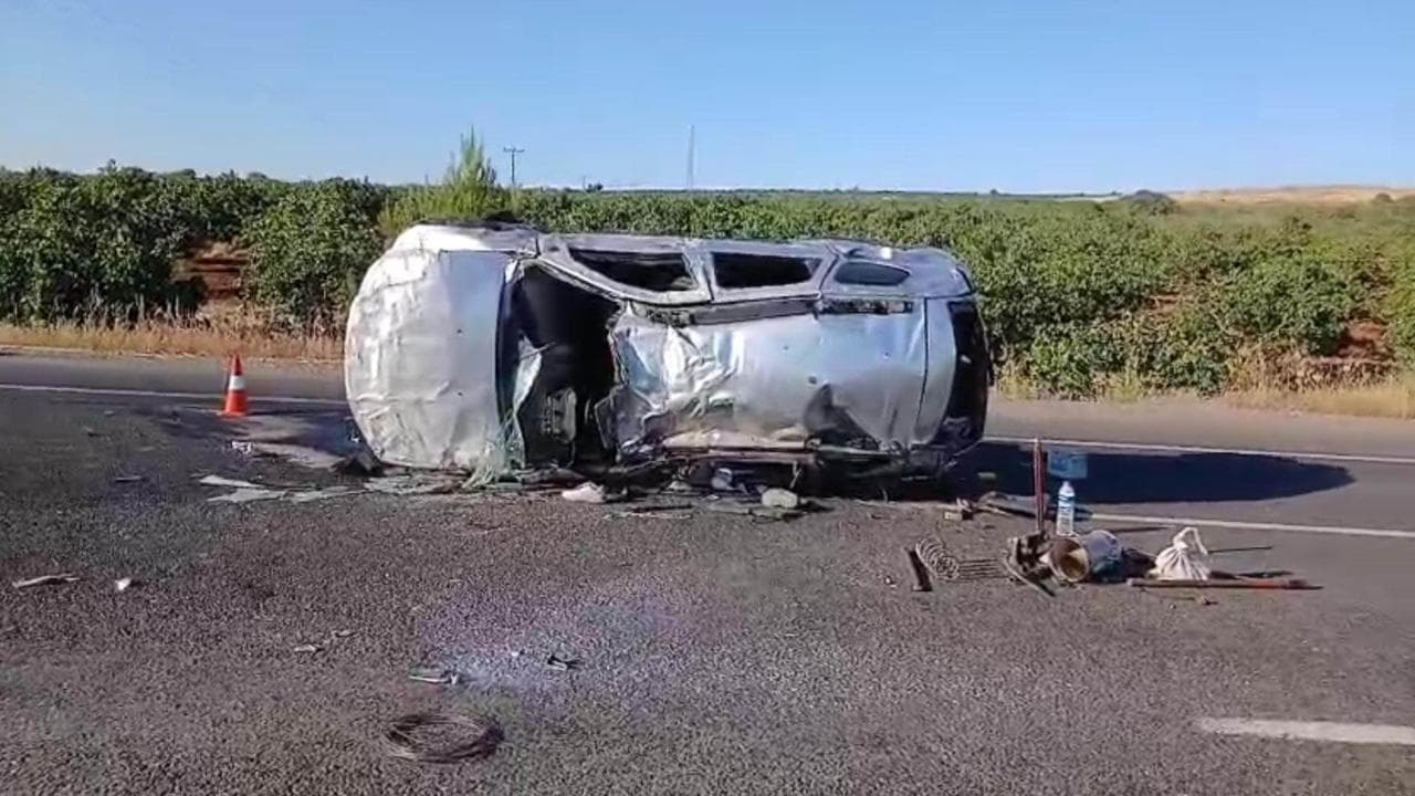 Urfa'da hafif ticari araç devrildi: 2 ölü