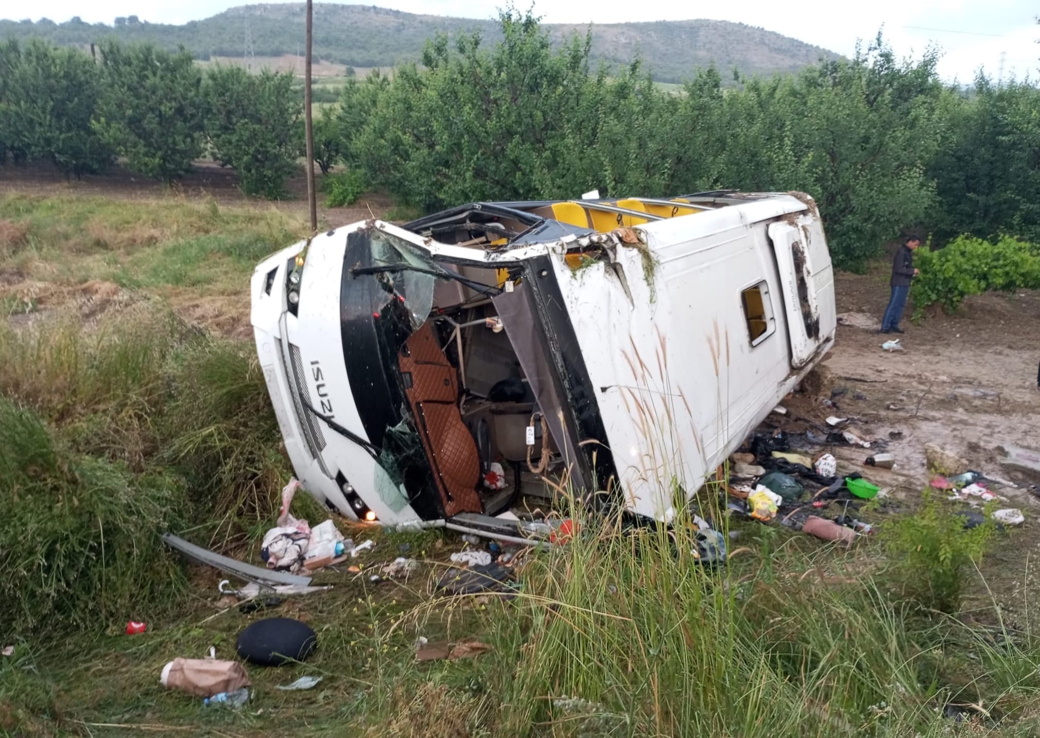 Tur minibüsü şarampole yuvarlandı: Ölü ve yaralılar var