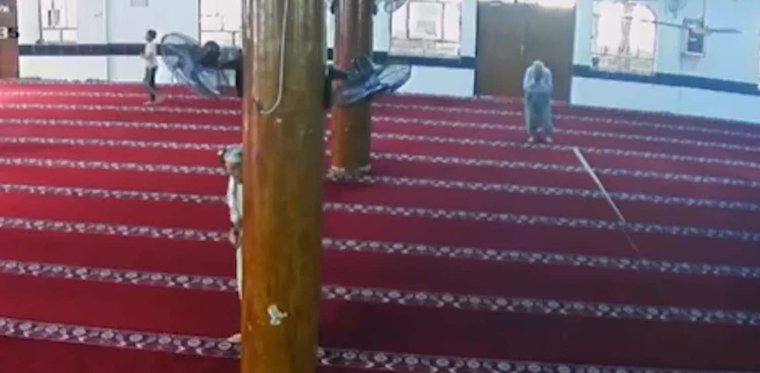 Namaza durduğu esnada aniden rahatsızlanan adam yaşamını yitirdi