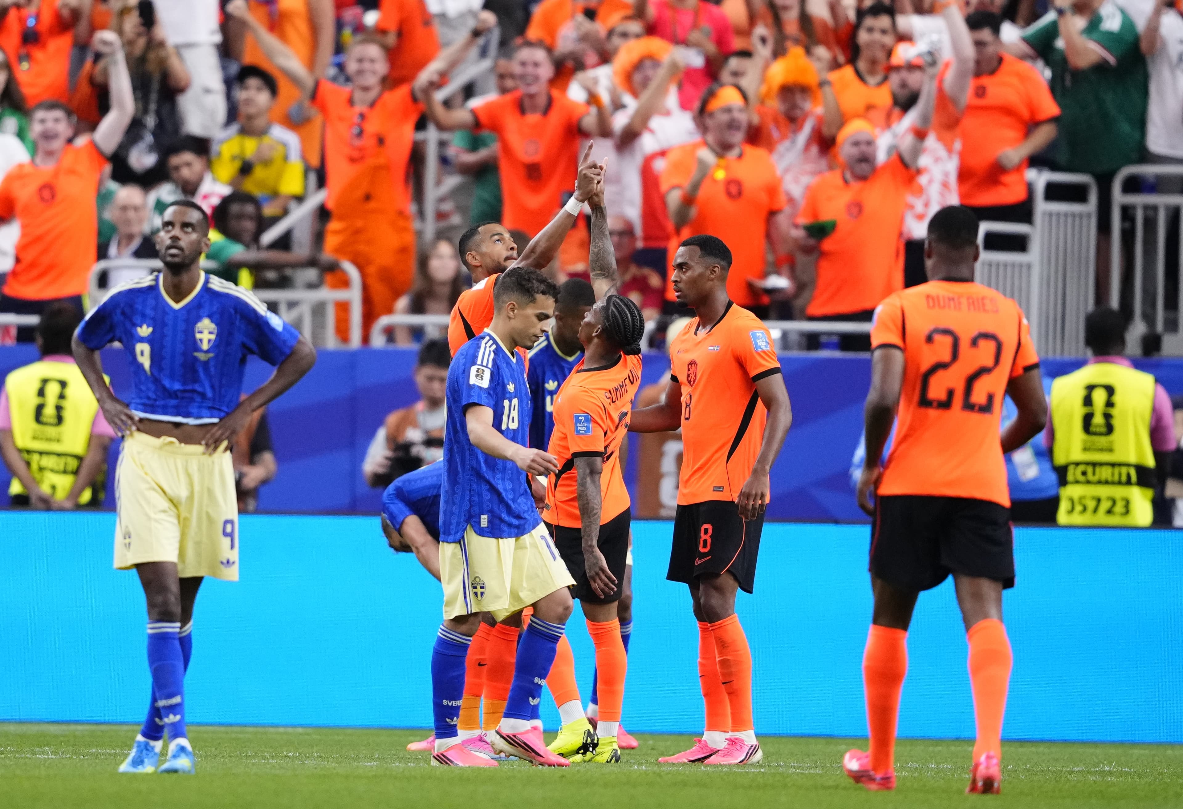 Hollanda takımın oyuncuları gol sevinci yaşadı. / Foto: AA