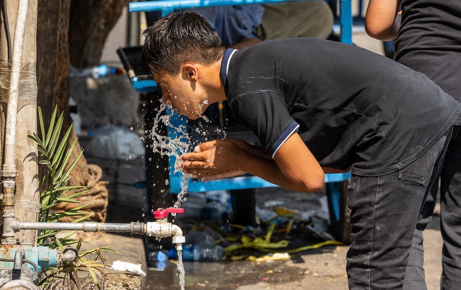 مێرمنداڵێک لە گەرمای هەولێر خۆی فێنک دەکاتەوە. وێنە: بڵند تاهیر - رووداو/ئەرشیڤ