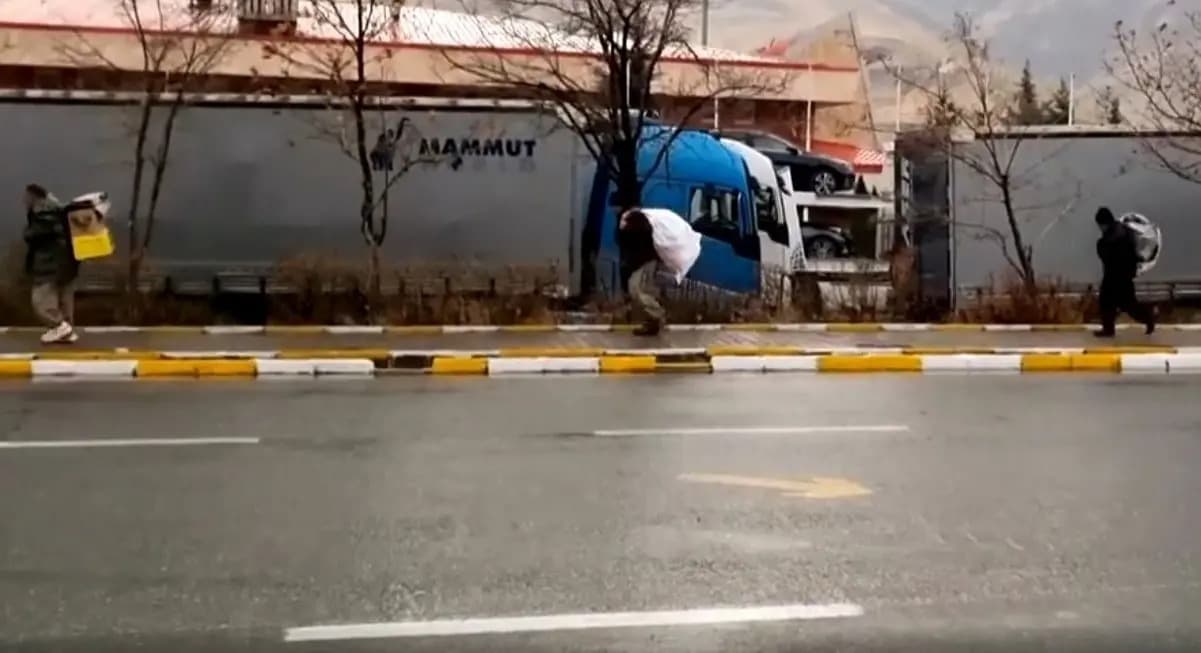 لە حاجی ئۆمەران کۆڵبەری دەستیپێکردەوە؛ رۆژانە 500 کەس کاڵا دەبەنە ئێران و رۆژهەڵاتی کوردستان