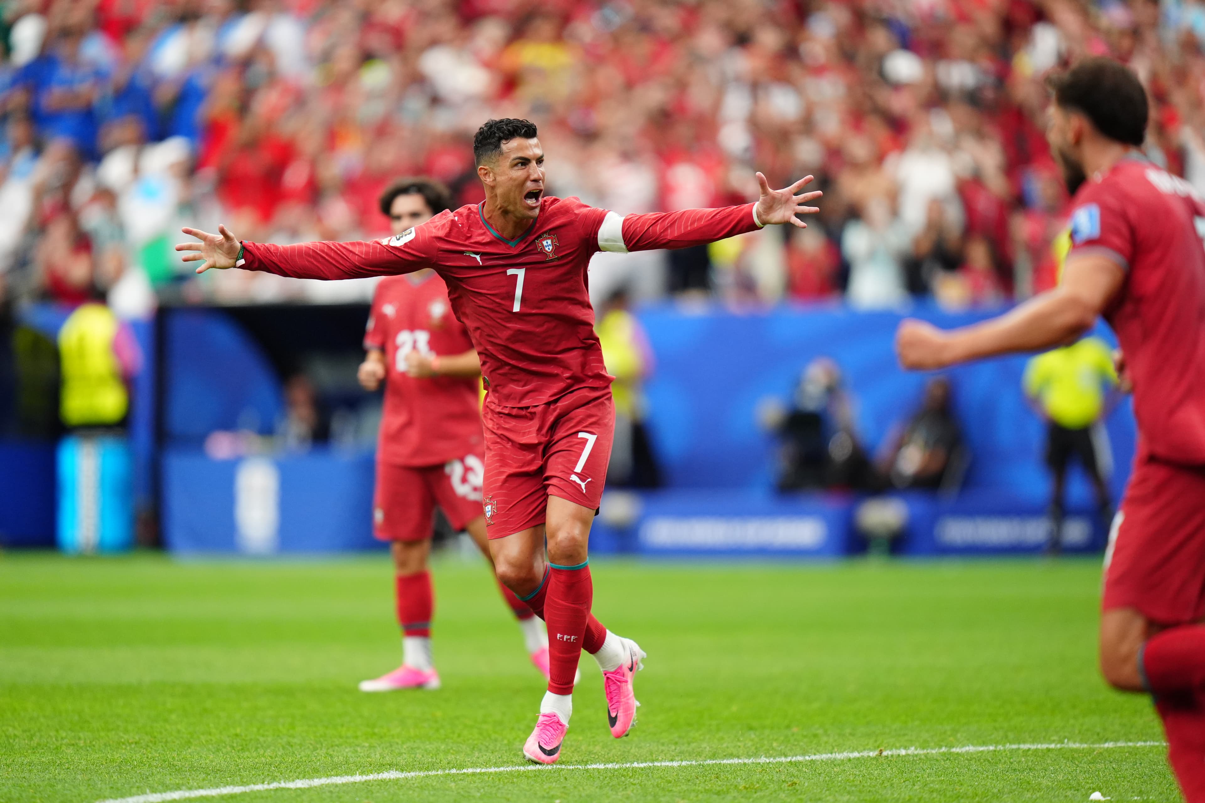 Portekiz'den Özbekistan'a 5 gollü fark: Ronaldo iki golle yıldızlaştı