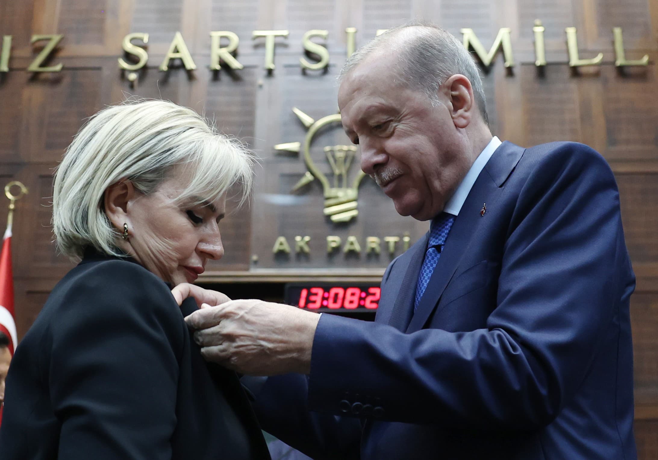 CHP'den istifa eden İstanbul Milletvekili Nimet Özdemir AK Parti'ye katıldı