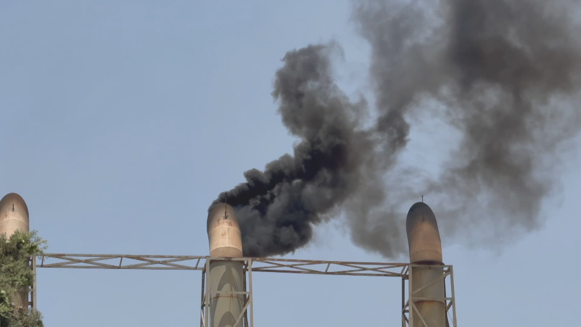 دووکەڵی رەش و بۆنی ناخۆشی کارگەکانی تانجەرۆ بووەتە مەترسی لەسەر ژیانی دانیشتووانی 10 گەڕەک و گوند