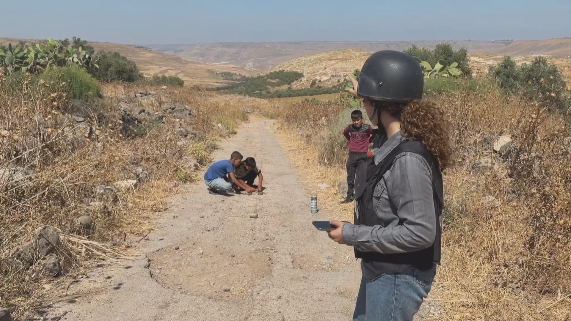 Li Derayê zarokan bi keviran êrişî tankên Îsraîlê kir