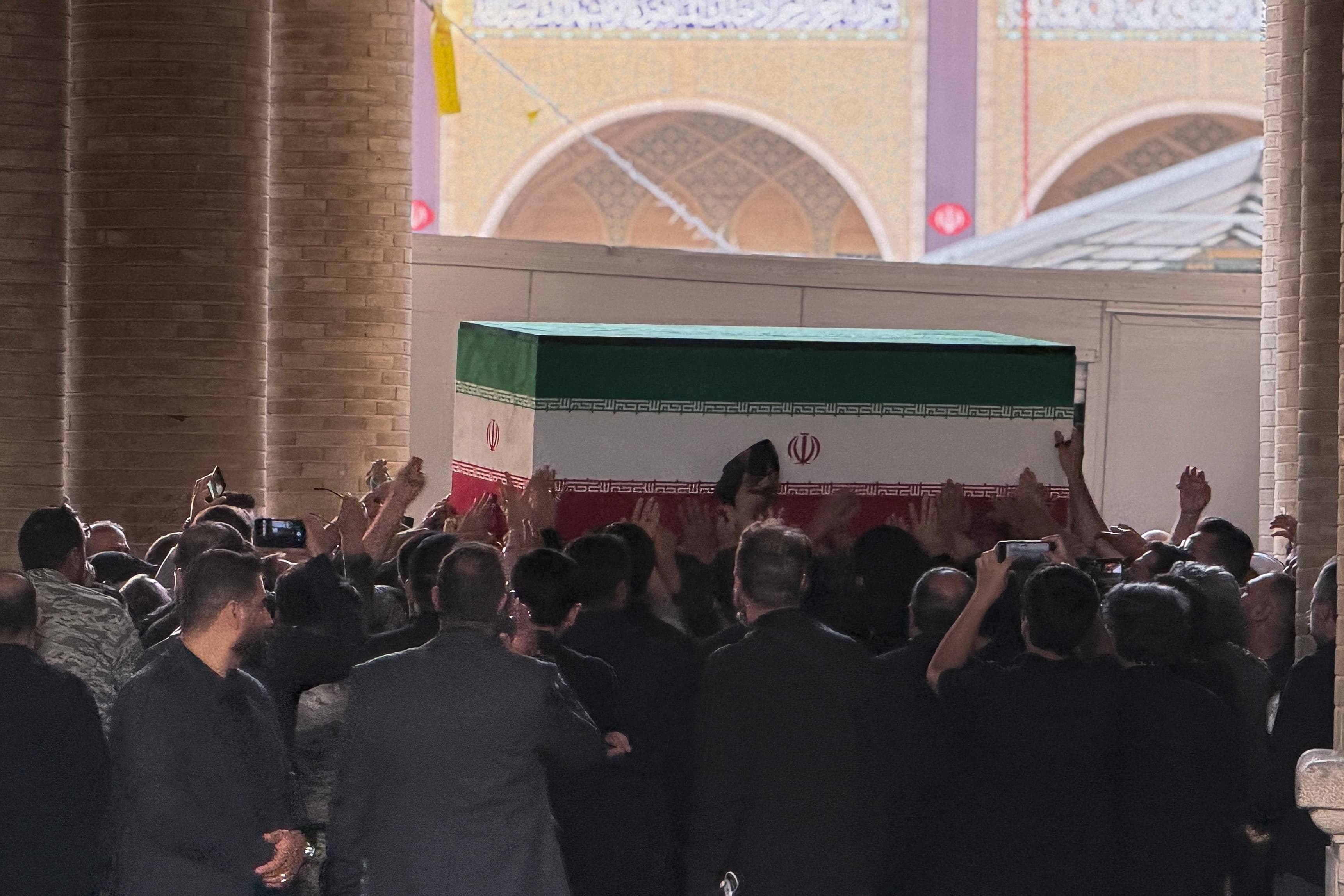 رێوڕەسمی ماڵئاوایی لە تەرمی خامنەیی لە موسەلای تارانەوە تاوەکو بە خاکسپاردنی لە مەشهەد