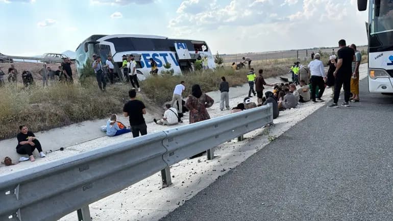 لە نزیک ئەنقەرە پاسێکی گەشتیاری وەرگەڕا و 44 سەرنشین بریندار بوون