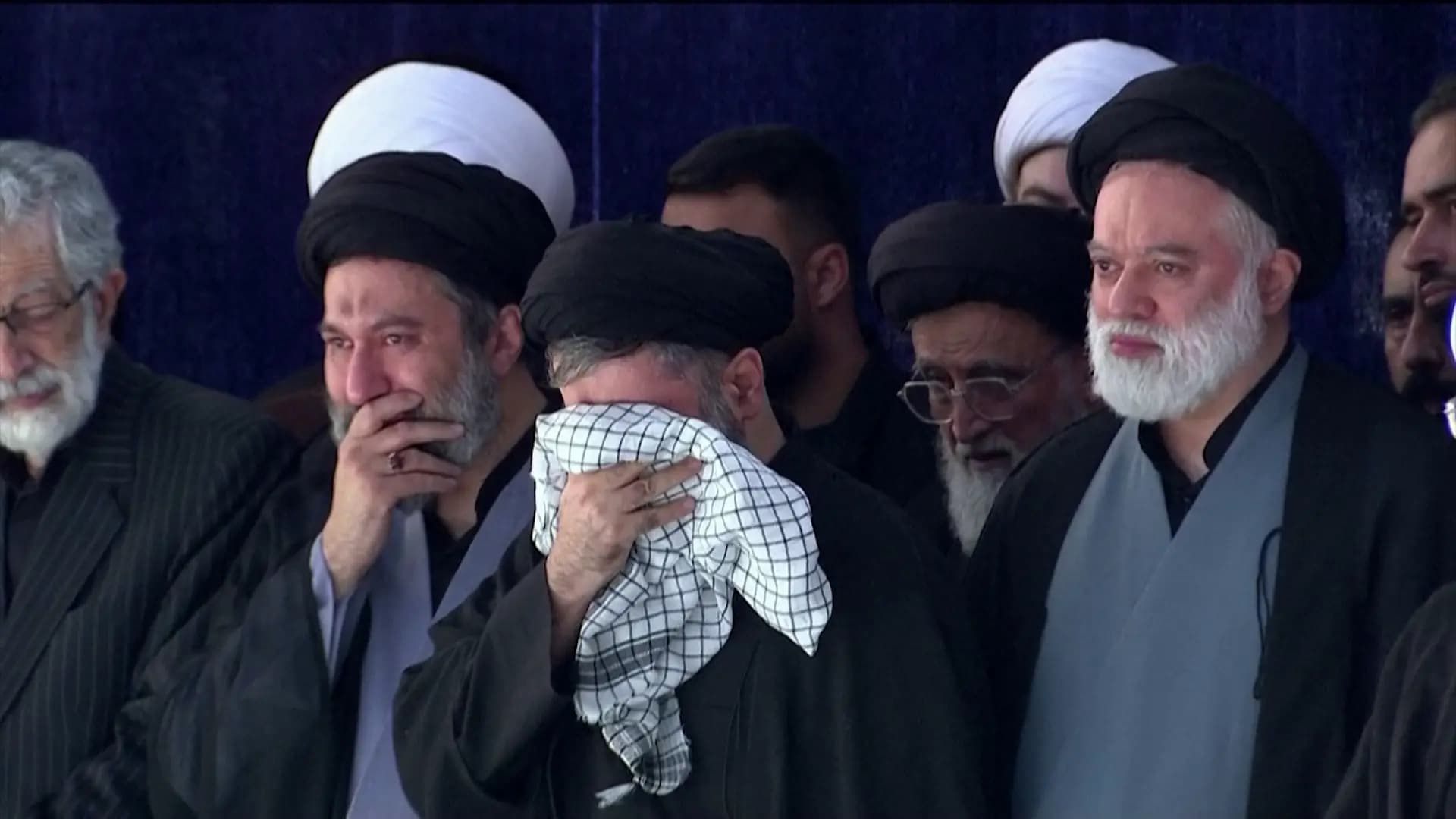 Kurên Elî Xamineyî li ser bavê xwe digirîn / Wêne: Ajans