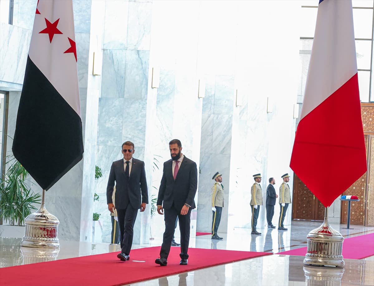 Macron: Şam'daki patlamalara rağmen Suriye ziyaretim devam ediyor