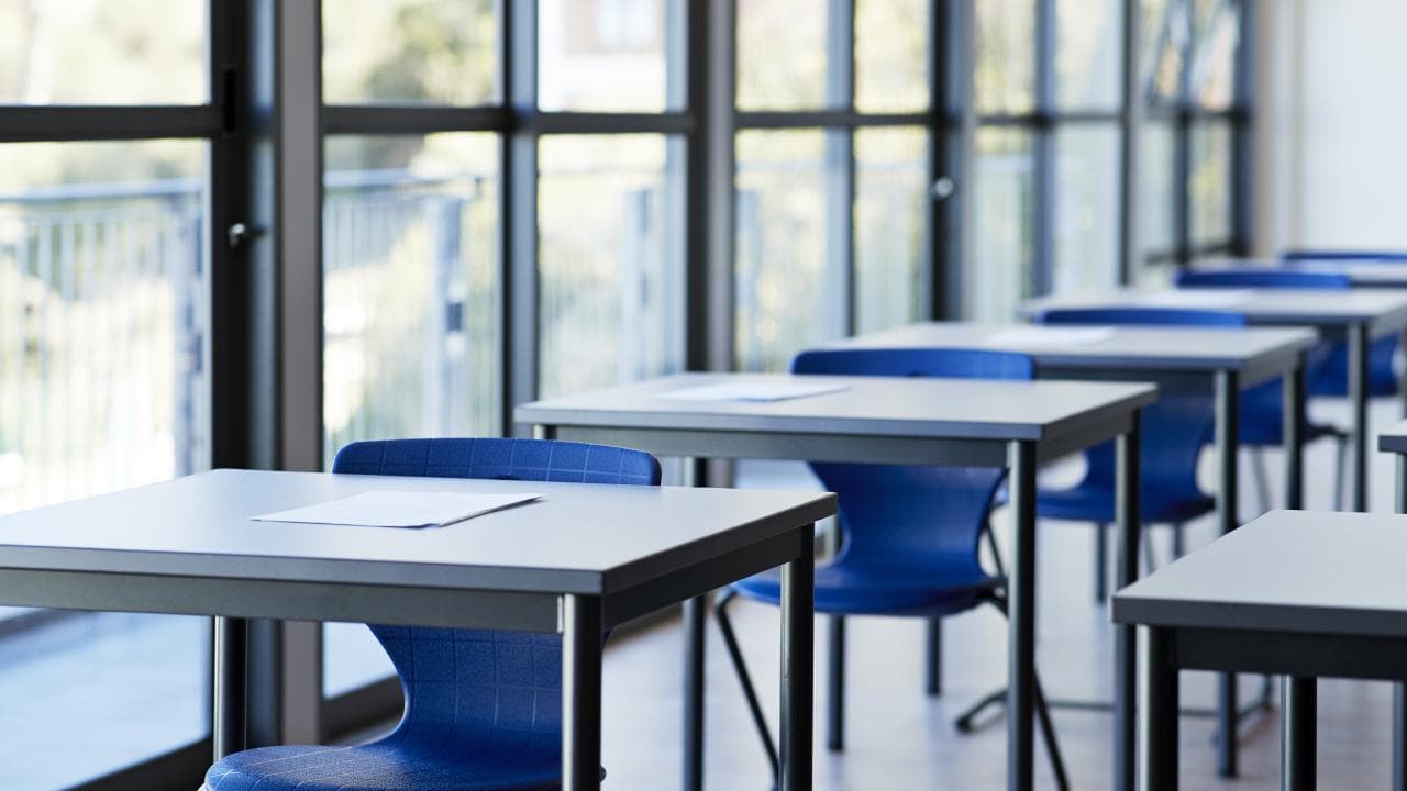 Aşırı sıcaklar İngiltere'de eğitimi vurdu: Öğrenciler bayıldı