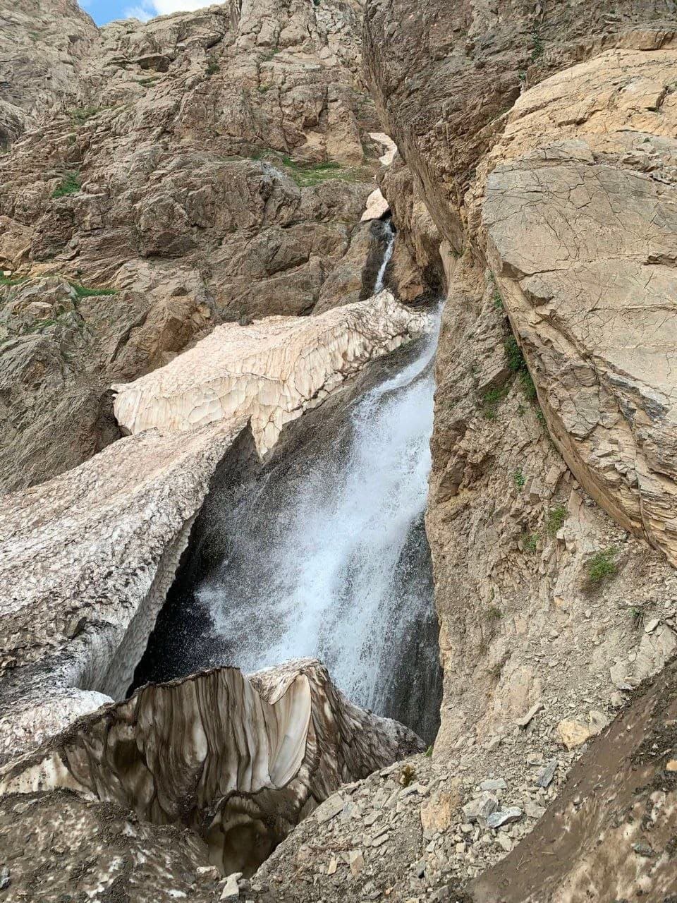 رەنووی بەفر بۆ سەر خەزانەی ئاوی چۆمان