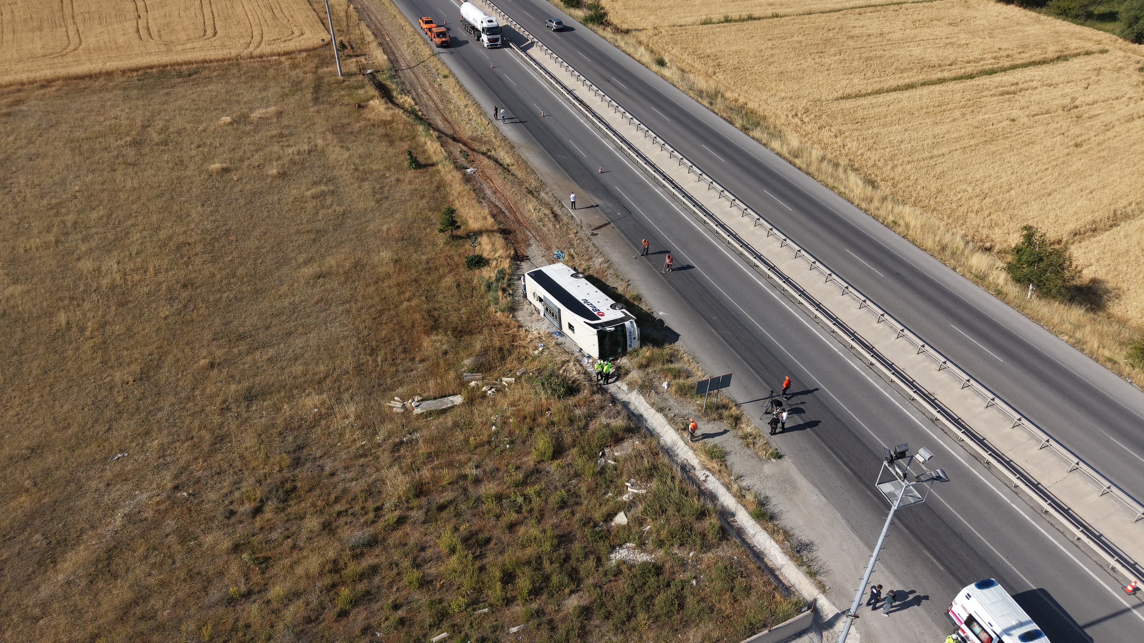 Yolcu otobüsü şarampole devrildi: 24 yaralı