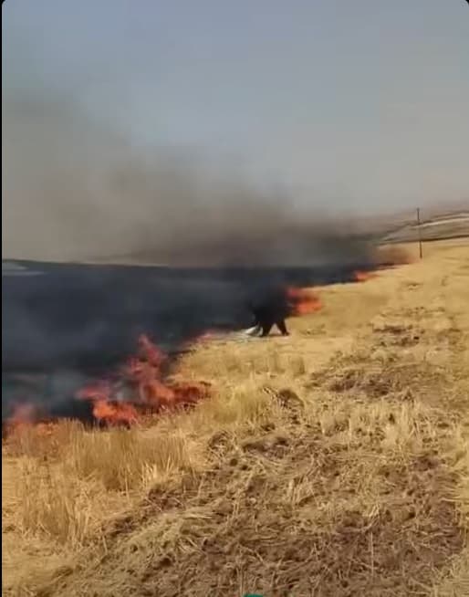 درونێک لە ئاسمانی ئاخجەلەر تێکشکێنراو و پارچەکانی ئاگریان لە دەشتی سنوورەکە بەردا