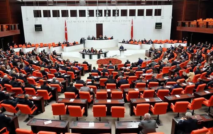 Daxwaza rakirina parêzbendiya Ozgur Ozel û 5 parlamenterên CHPyê tê kirin