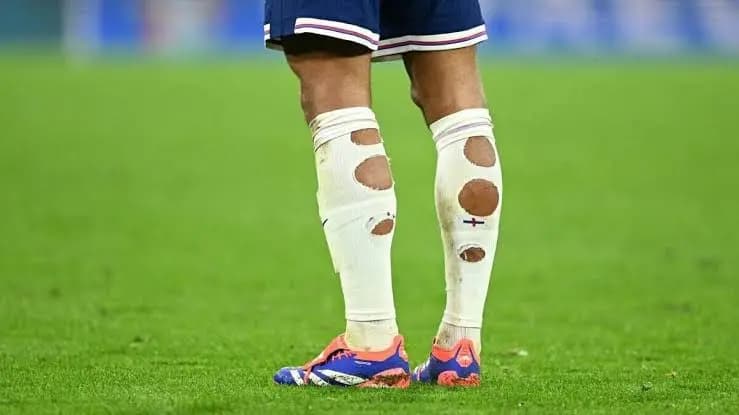 Futbolcular neden çoraplarını deliyor? Yeni trendin arkasında ne var?