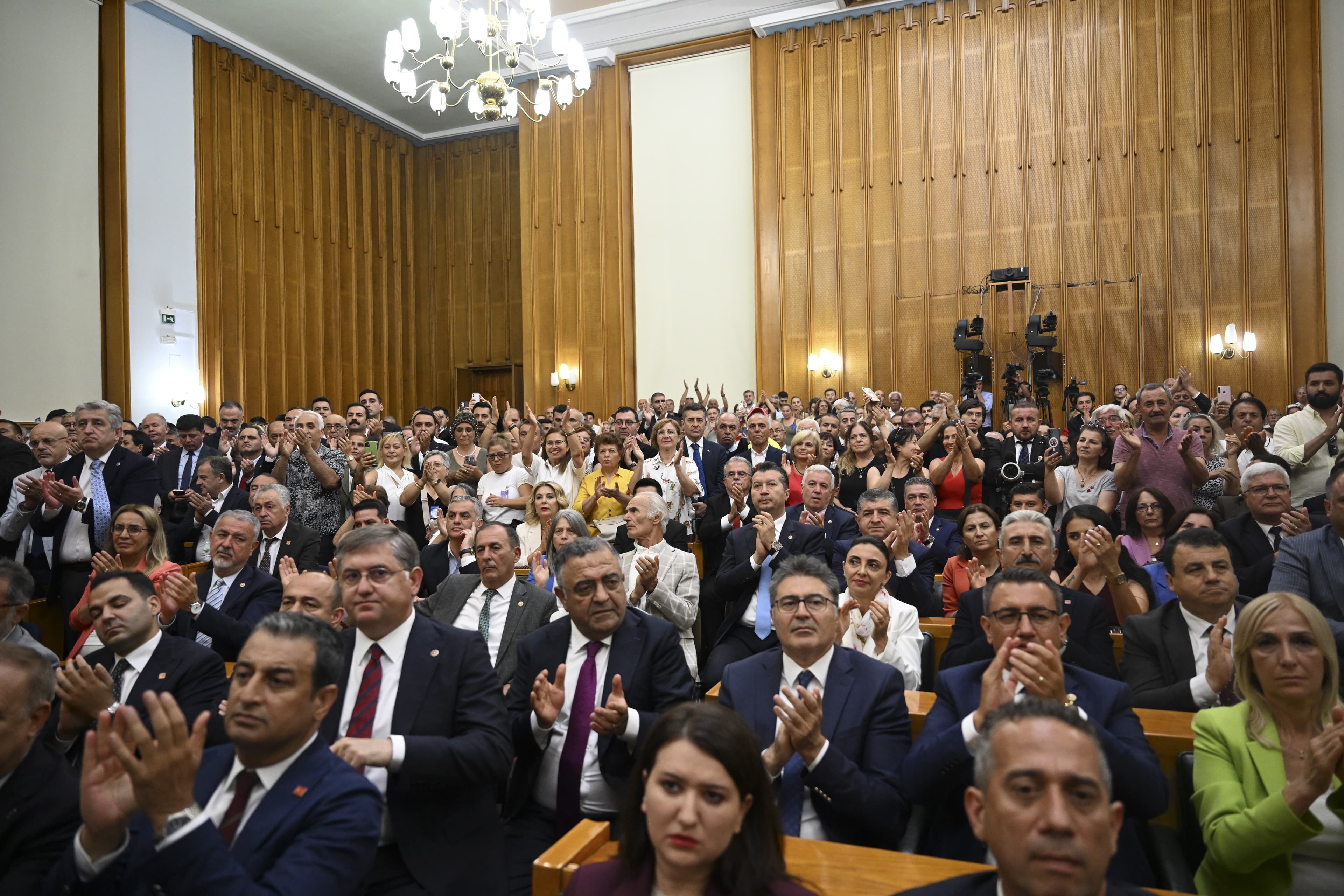 CHP’de kaç vekil Özgür Özel’le birlikte yeni partiye geçecek?