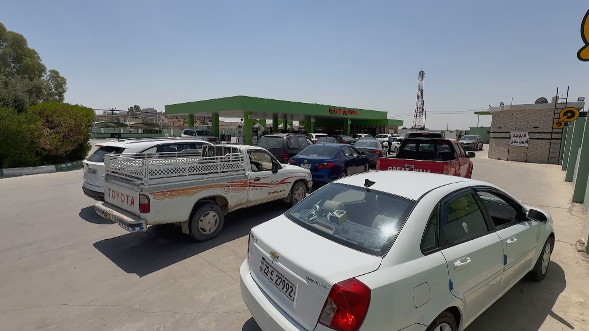 شۆفێرانی هەرێمی کوردستان لە موسڵ بۆ بەنزینی 450 دیناری نۆرە دەگرن