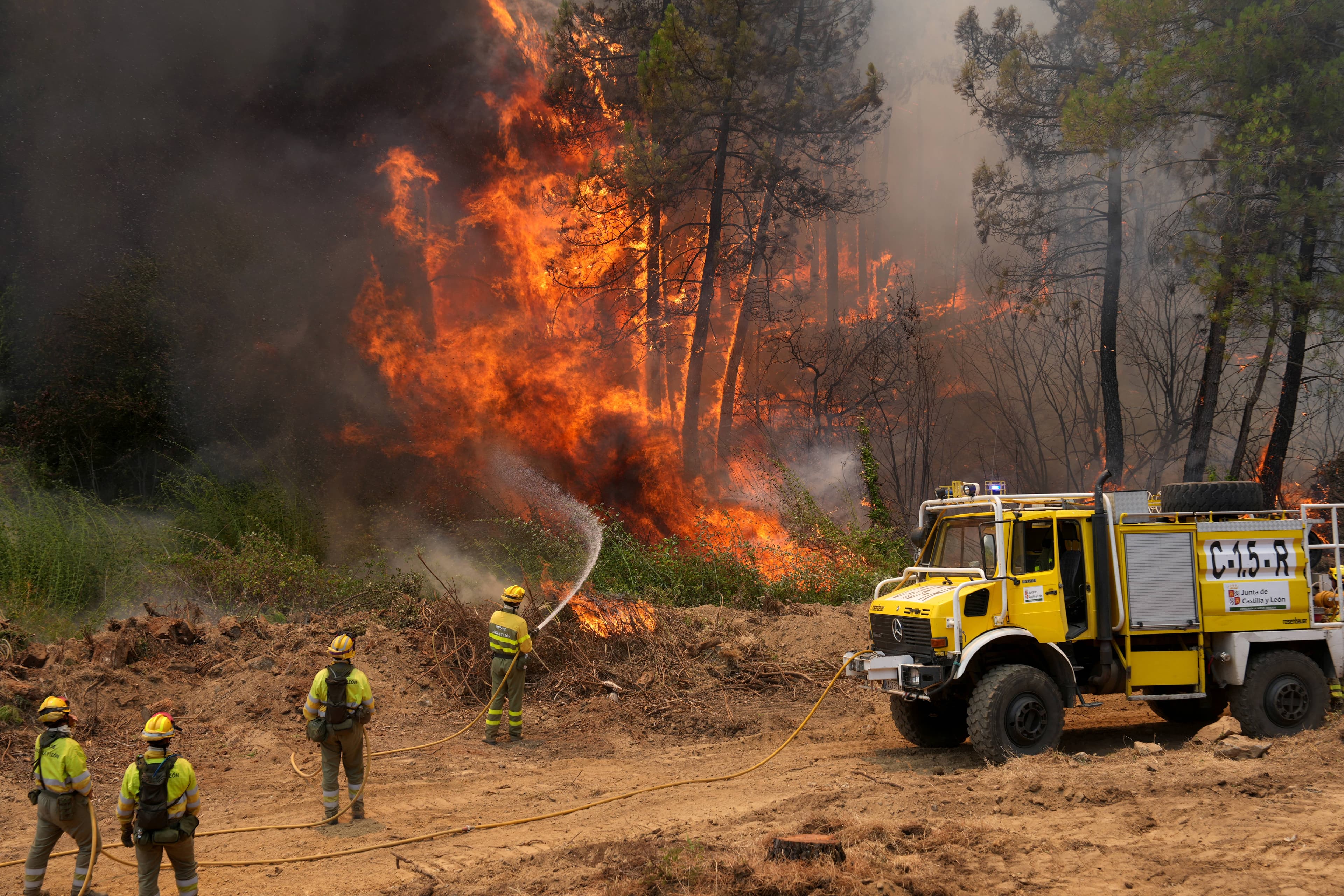 لە ئیسپانیا ئاگری دارستانەکان هەزاران کەسی ناچار بە چۆڵکردنی ماڵەکانیان کرد