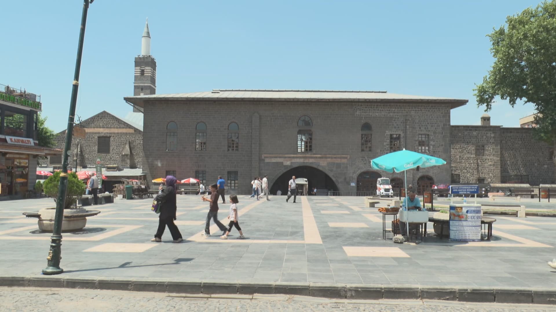 Geştyar ji ber germê ji Amedê sar bûn, kolan vala man