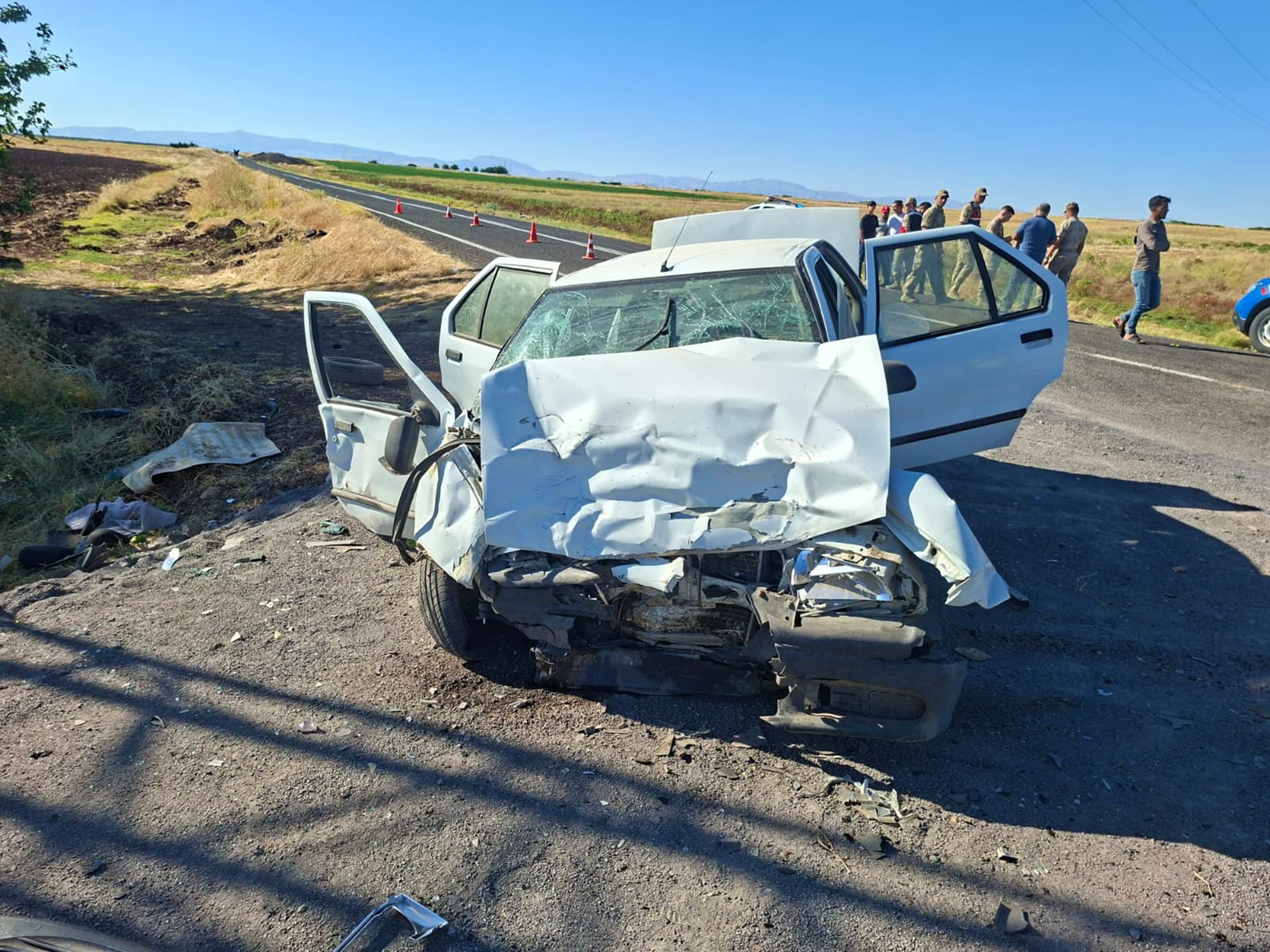 Urfa'da hafif ticari araç ile otomobil çarpıştı, 6 kişi yaralandı