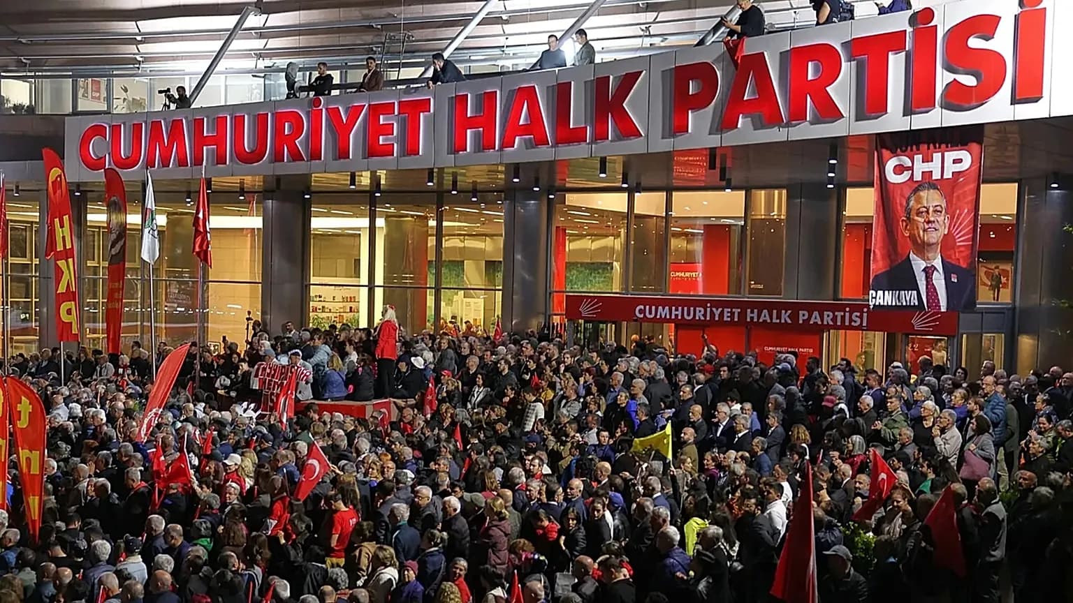 CHP'de büyük kopuş: 264 eski milletvekili ve 46 mevcut yönetici istifa kararı aldı