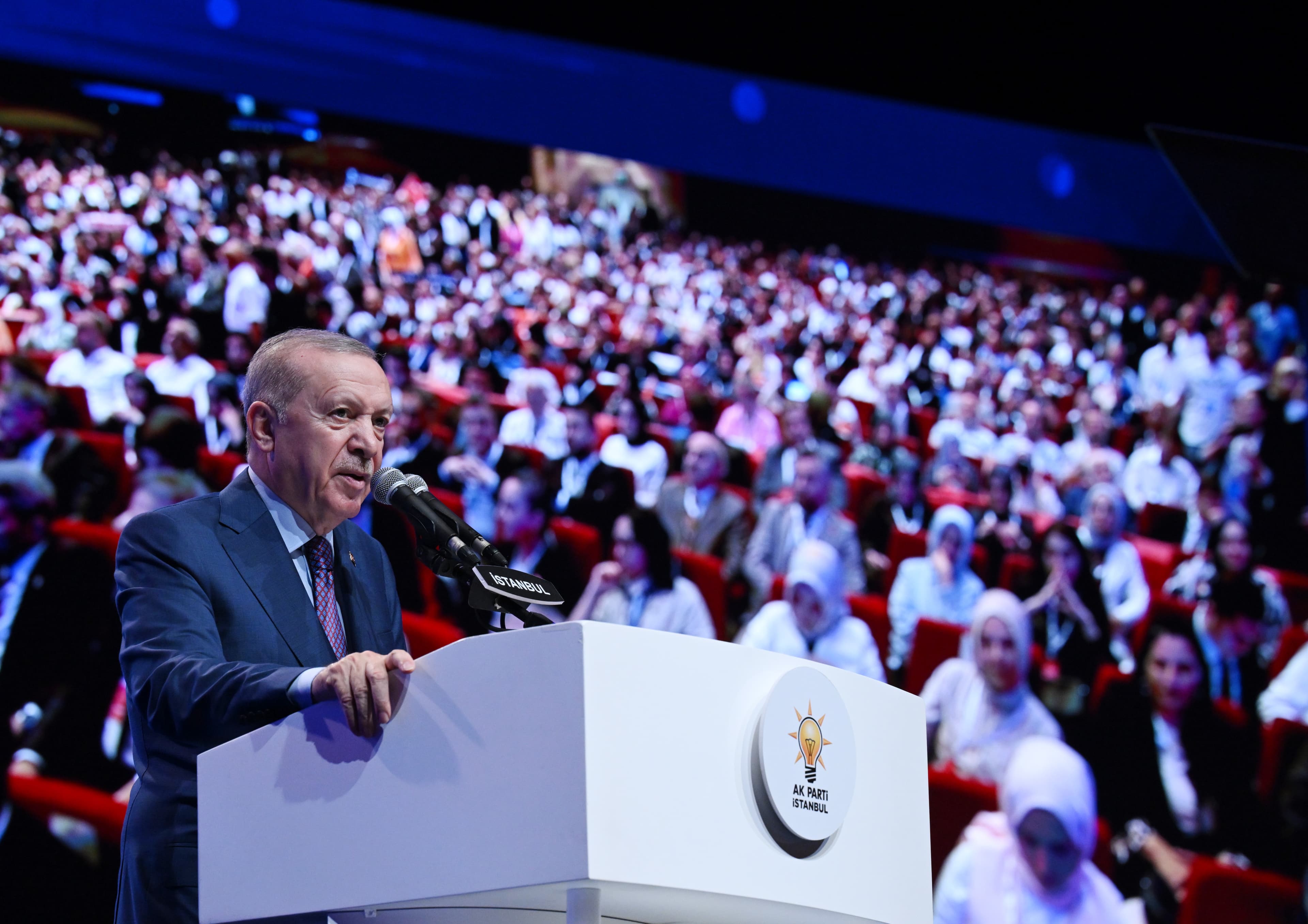 ئەردۆغان بۆ ئەندامانی ئاکپارتی: لەم هەفتەیەوە پرۆسەی چارەسەری بۆ خەڵک باس بکەن