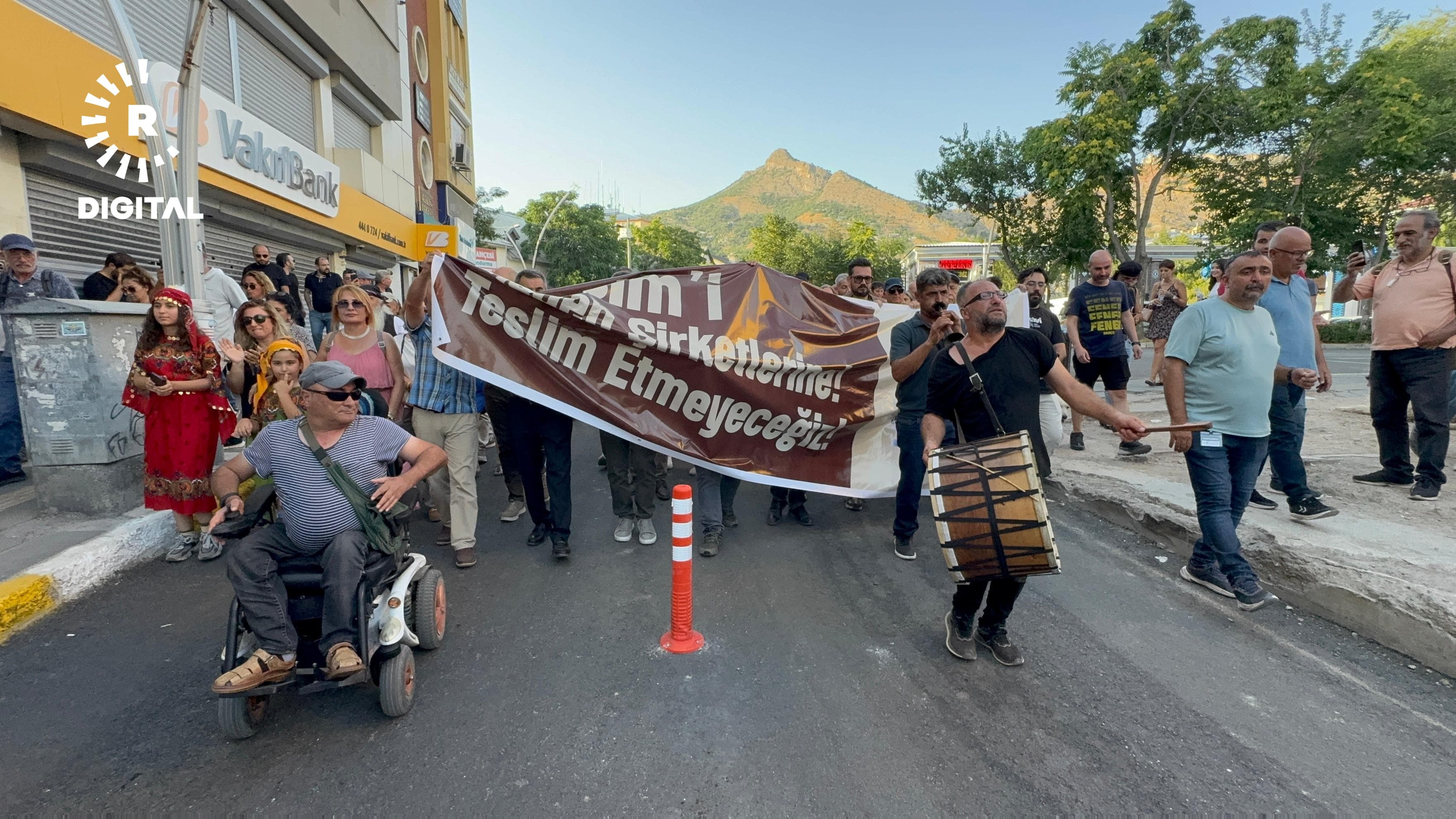 Munzur Festivali'nde Maden Projelerine karşı çevre yürüyüşü