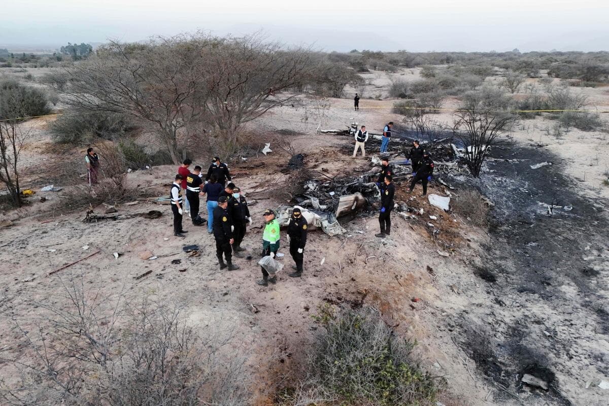 فڕۆکەیەکی گەشتیاری لە پیرۆ کەوتەخوارەوە؛ 13 کەس گیانیان لەدەستدا