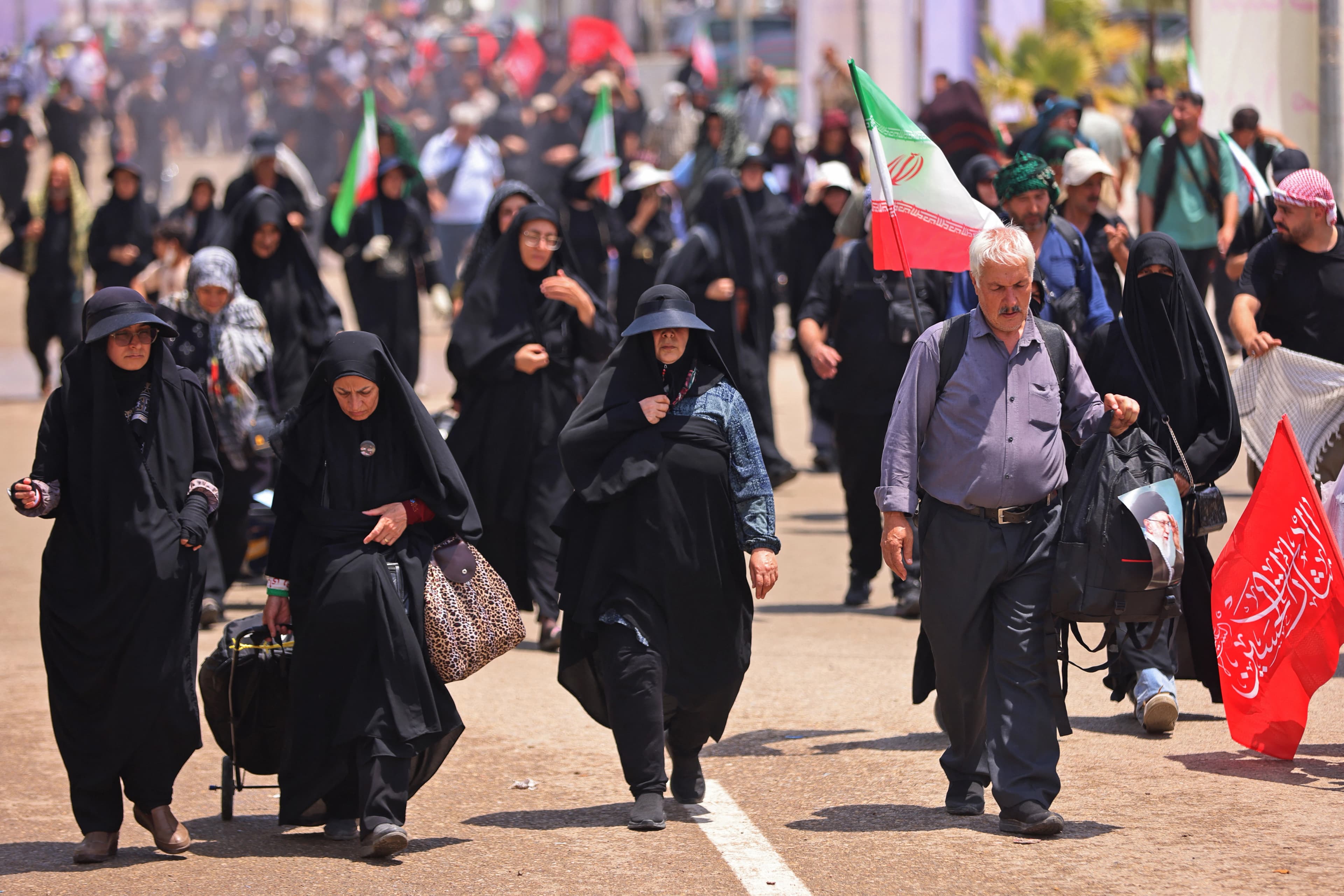 زیارەتکارانی چلەی ئیمام حوسێن لەکاتی چوون بۆ کەربەلا. وێنە: AHMAD AL-RUBAYE / AFP