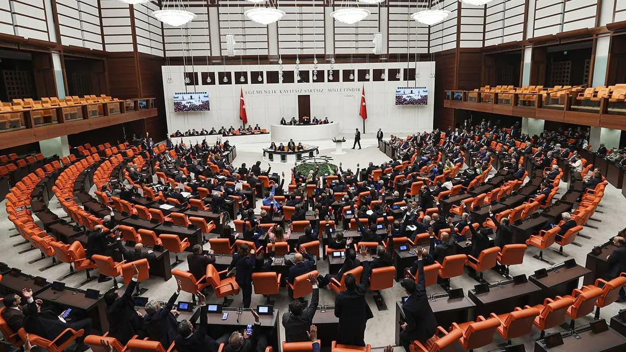 Komîsyona Dadê ya Parlamentoya Tirkiyeyê ji bo pêşniyaryasayê dicive