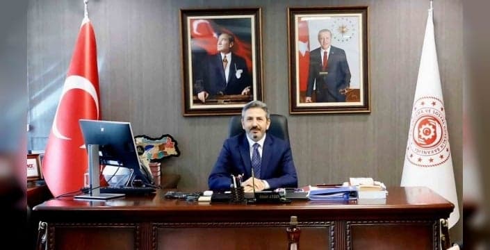 پۆستێکی یاریدەدەری وەزیرێکی تورکیا لەسەر ئاڵای کوردستان کاردانەوەی لێکەوتەوە