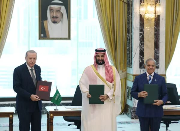 Foto: Cumhurbaşkanı Recep Tayyip Erdoğan, Suudi Arabistan Veliaht Prensi Muhammed bin Selman ile Pakistan Başbakanı Şahbaz Şerif, Suudi Arabistan'ın Mekke şehrinde üçlü savunma anlaşması imzaladı (AA)