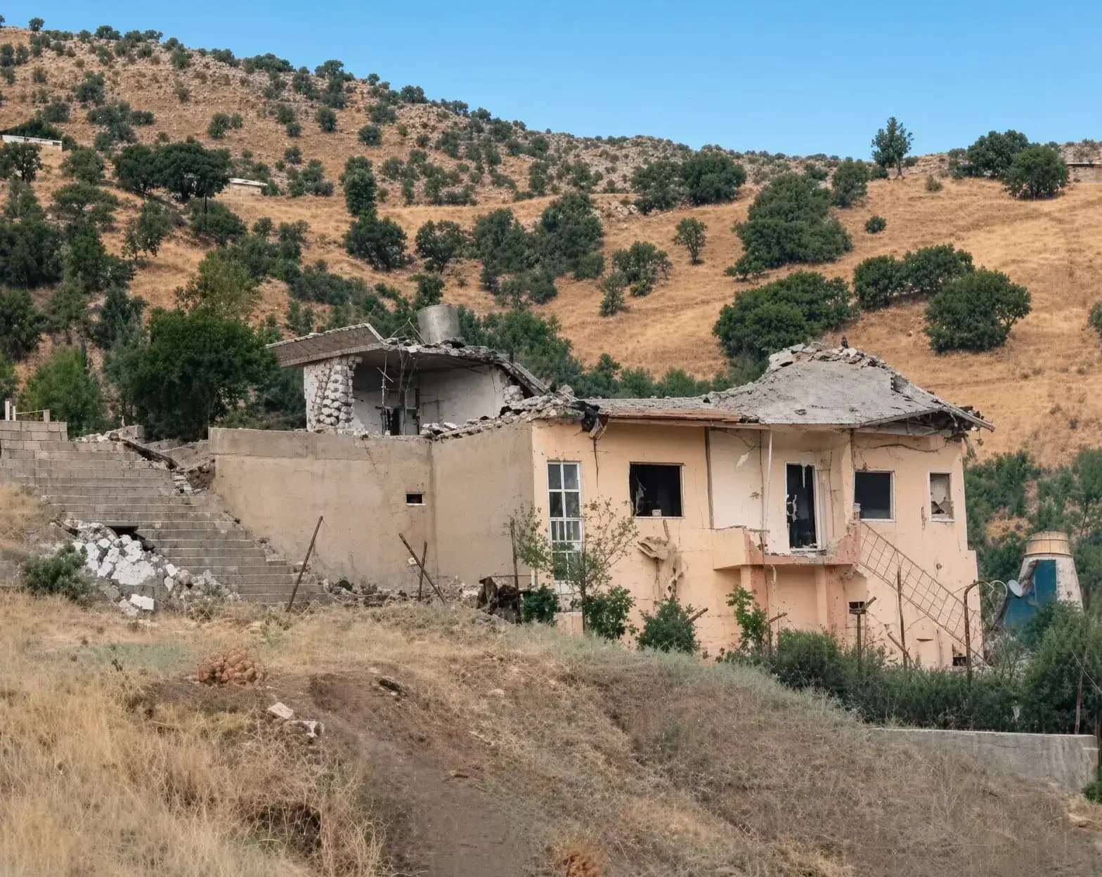 Komeleya Zehmetkêşan: Bi mûşekan êrişî me hat kirin, birîndarên me hene