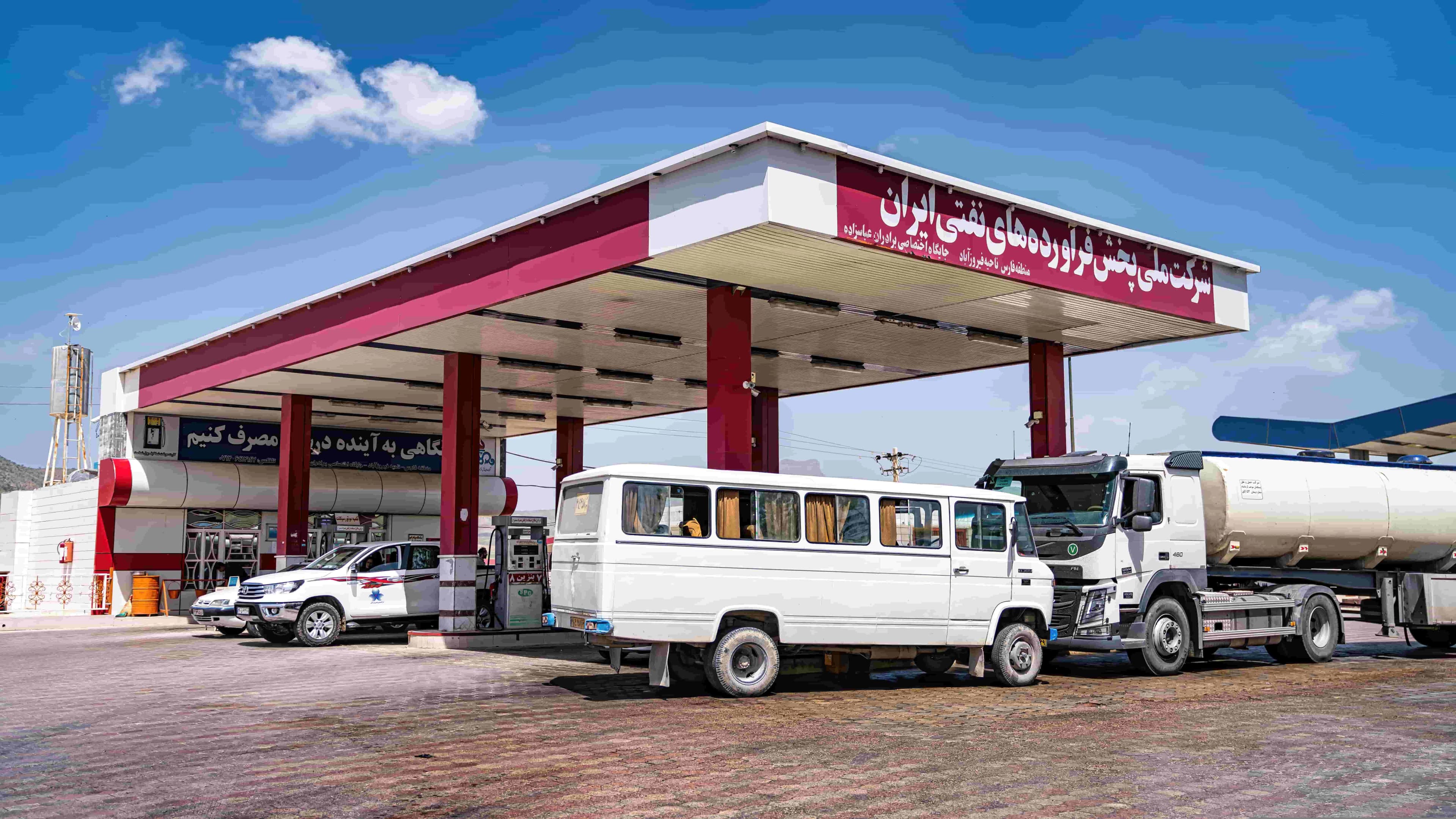 کەمیی بەنزین ژمارەیەک پارێزگای ئێرانی گرتووەتەوە